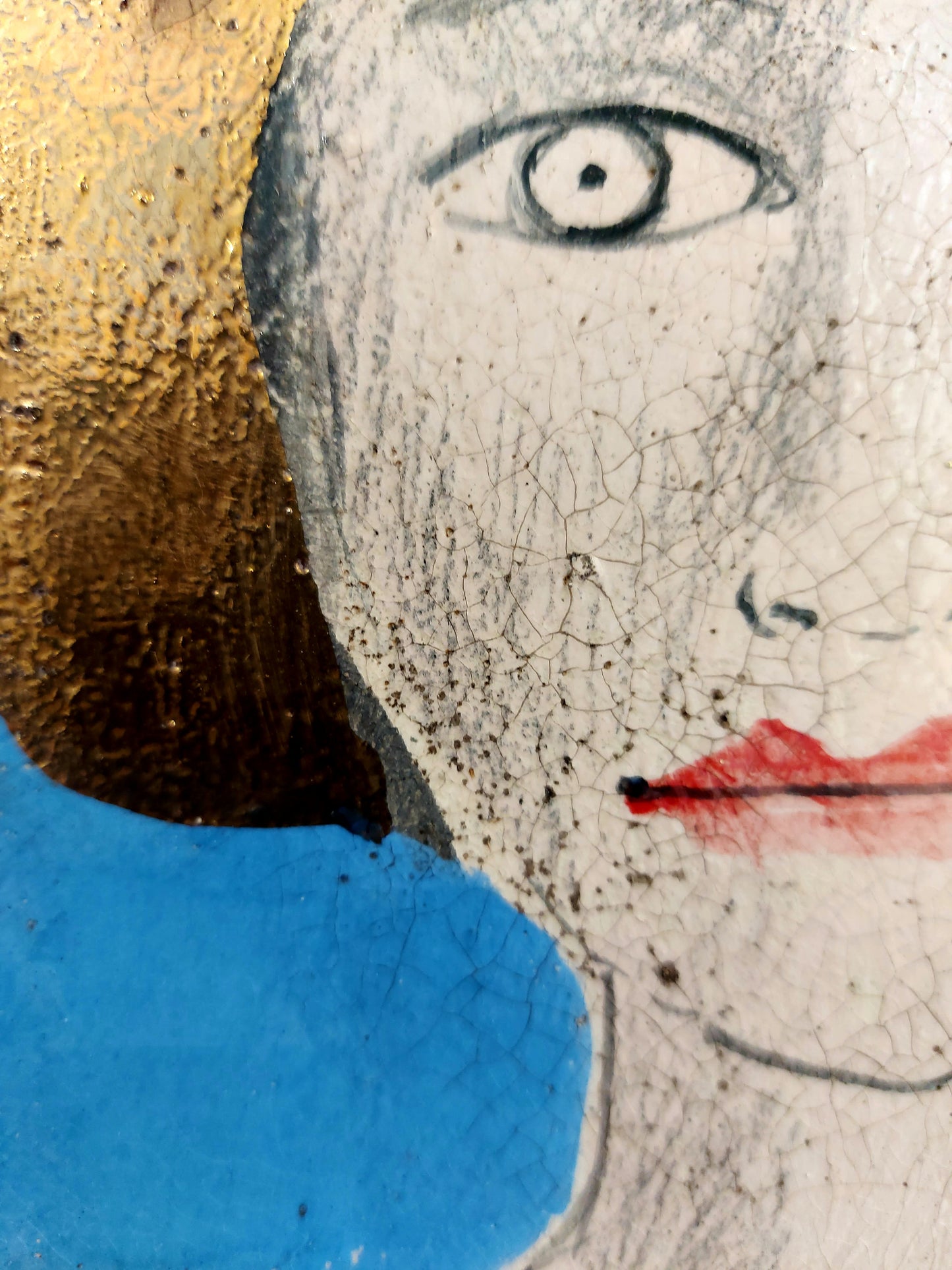 FORMELLA Dama with Gold